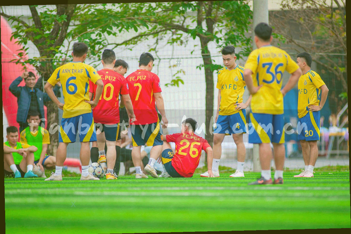 战术板线条与箭头交错的抽象图案，表现防守路线与协防方向